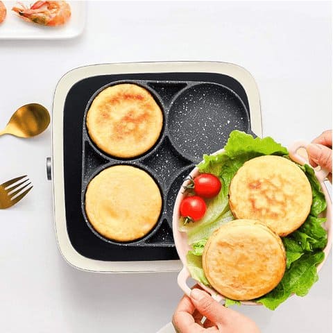 Panqueques recién hechos en la sartén 4 puestos servidos en un plato