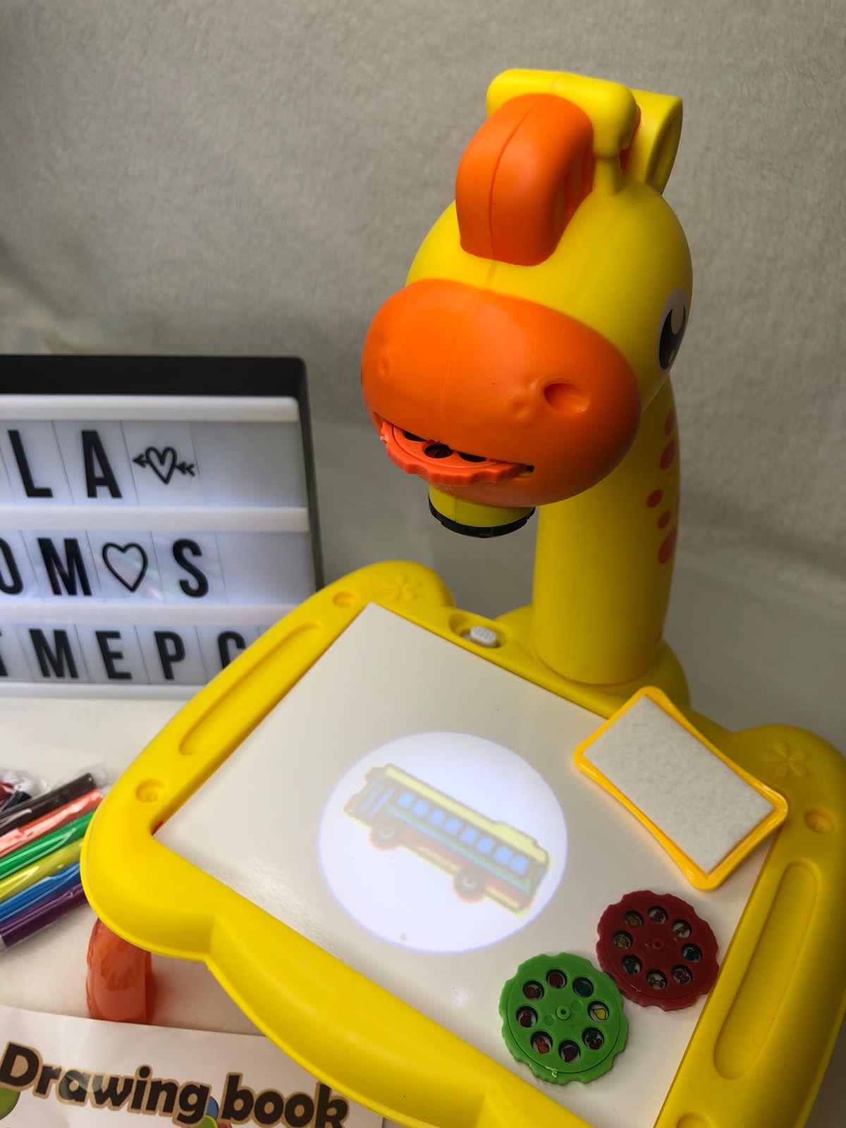 MESA PROYECTORA MINI EN JIRAFA AMARILLA