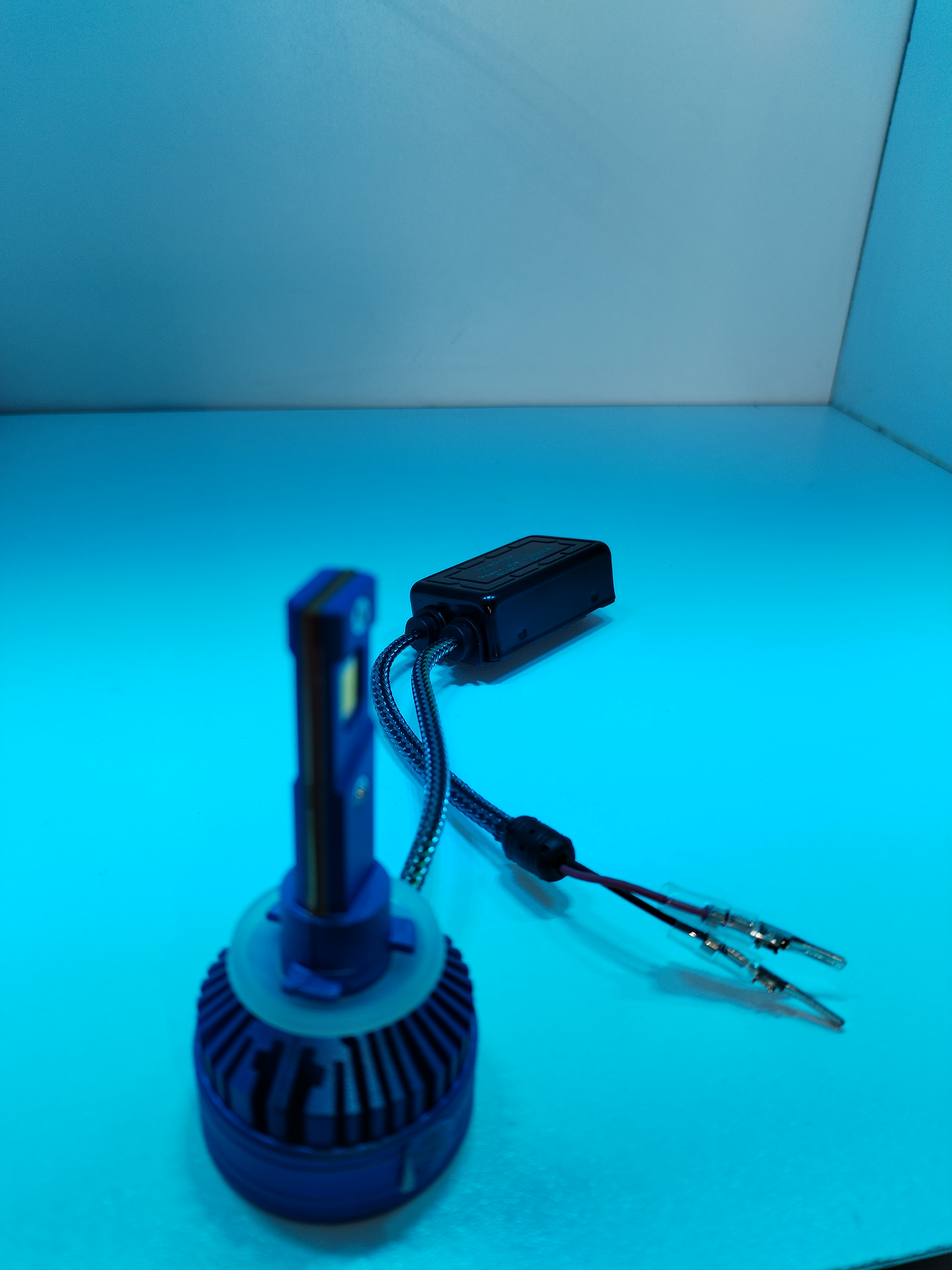 PAR DE BOMBILLOS LED (T6VARIASREF)