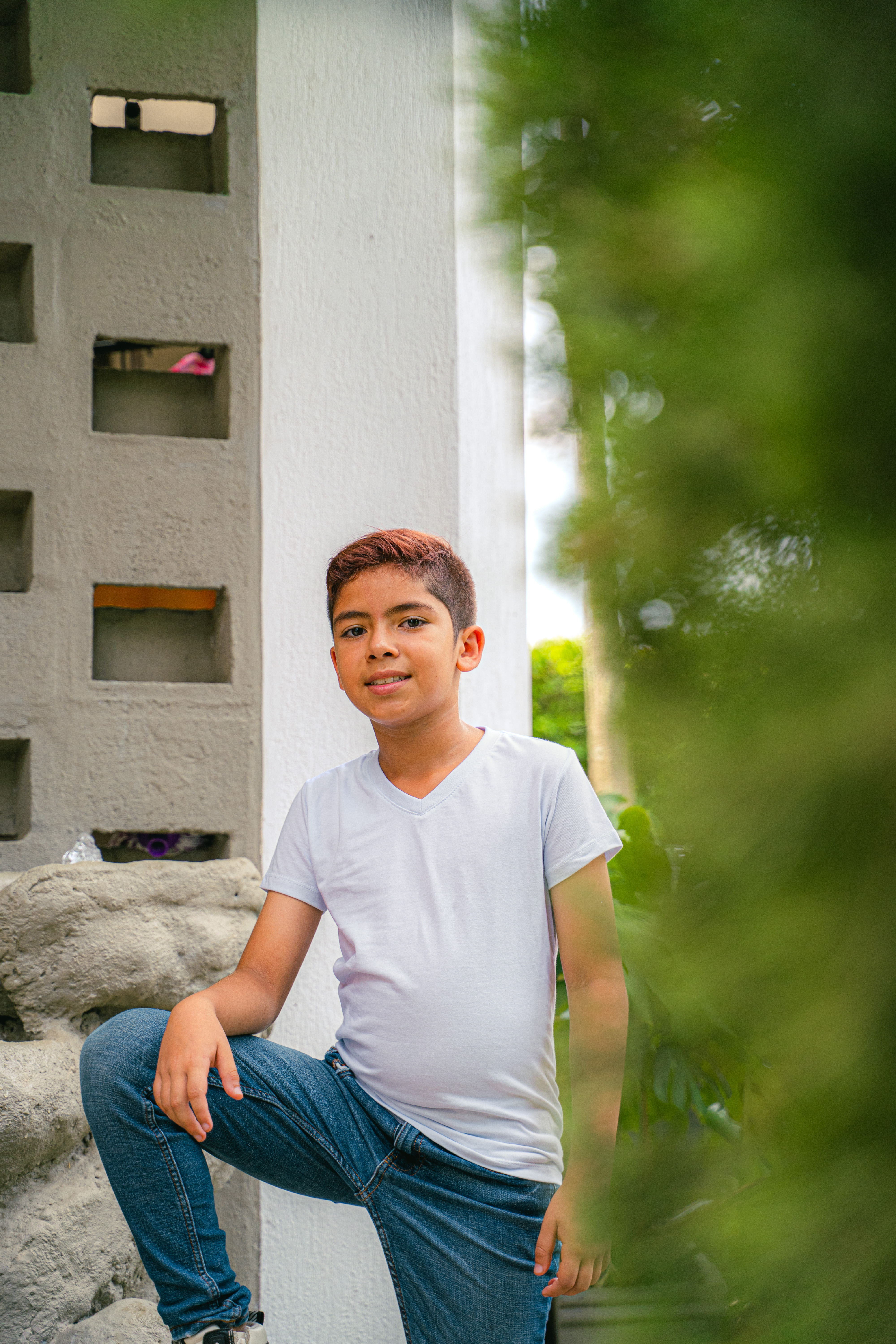 CAMISETA CUELLO EN V NIÑO BLANCO PEINADO