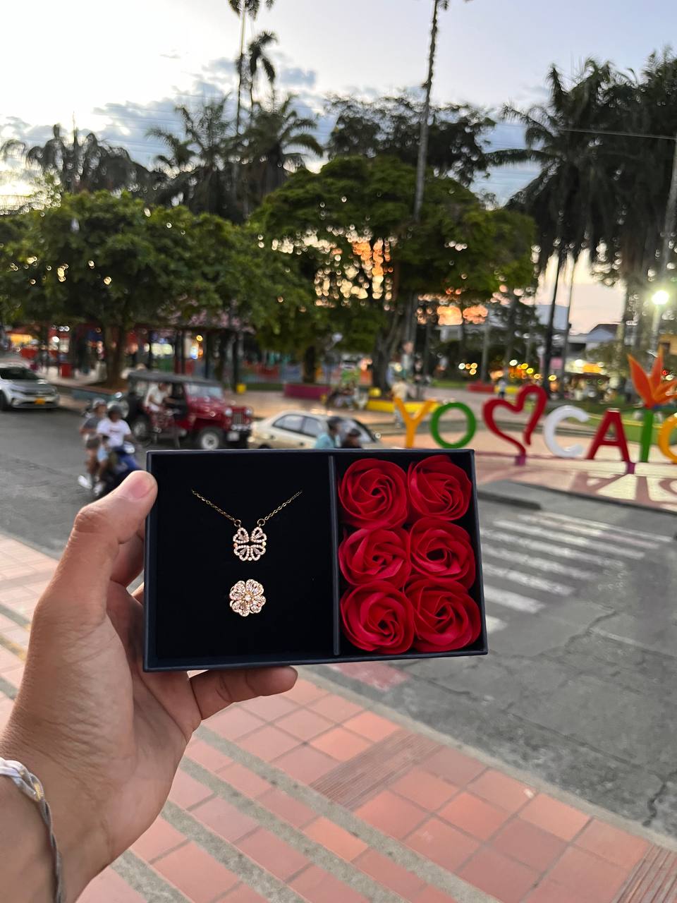 combo Trebol corazon + Caja Rosas