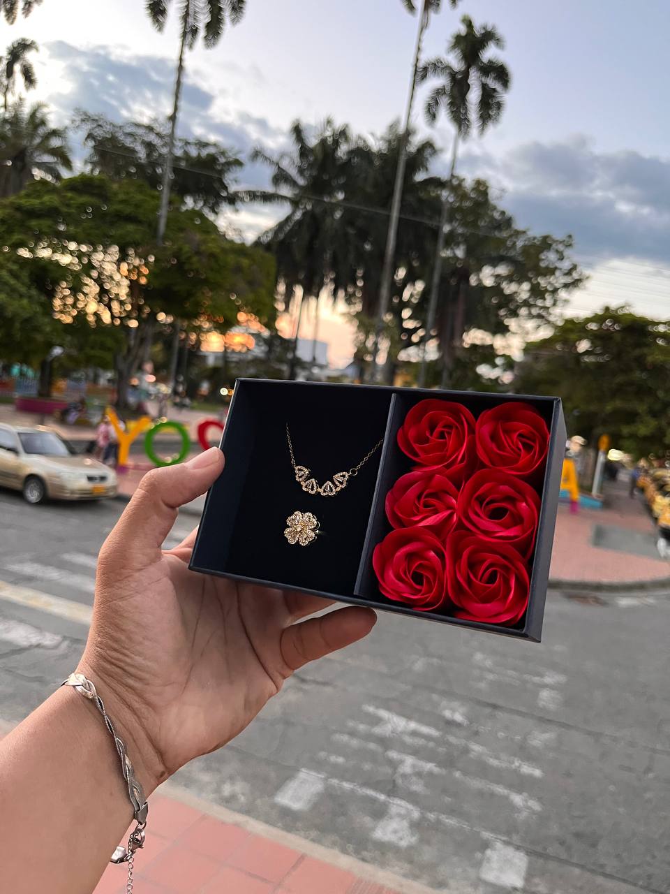 Miniatura 5 de combo Trebol corazon + Caja Rosas