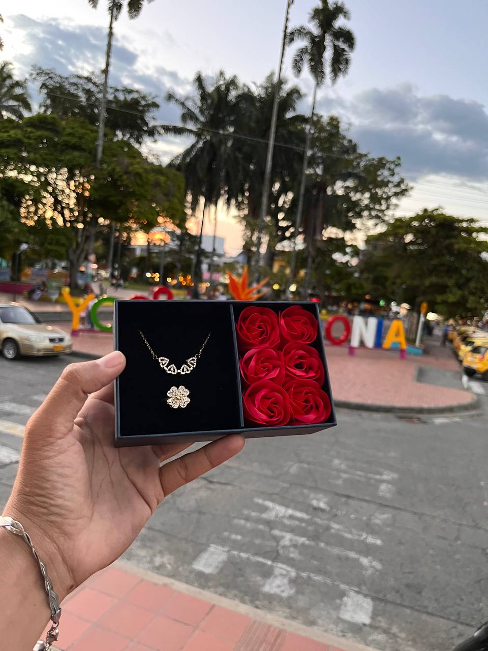 Miniatura 4 de combo Trebol corazon + Caja Rosas