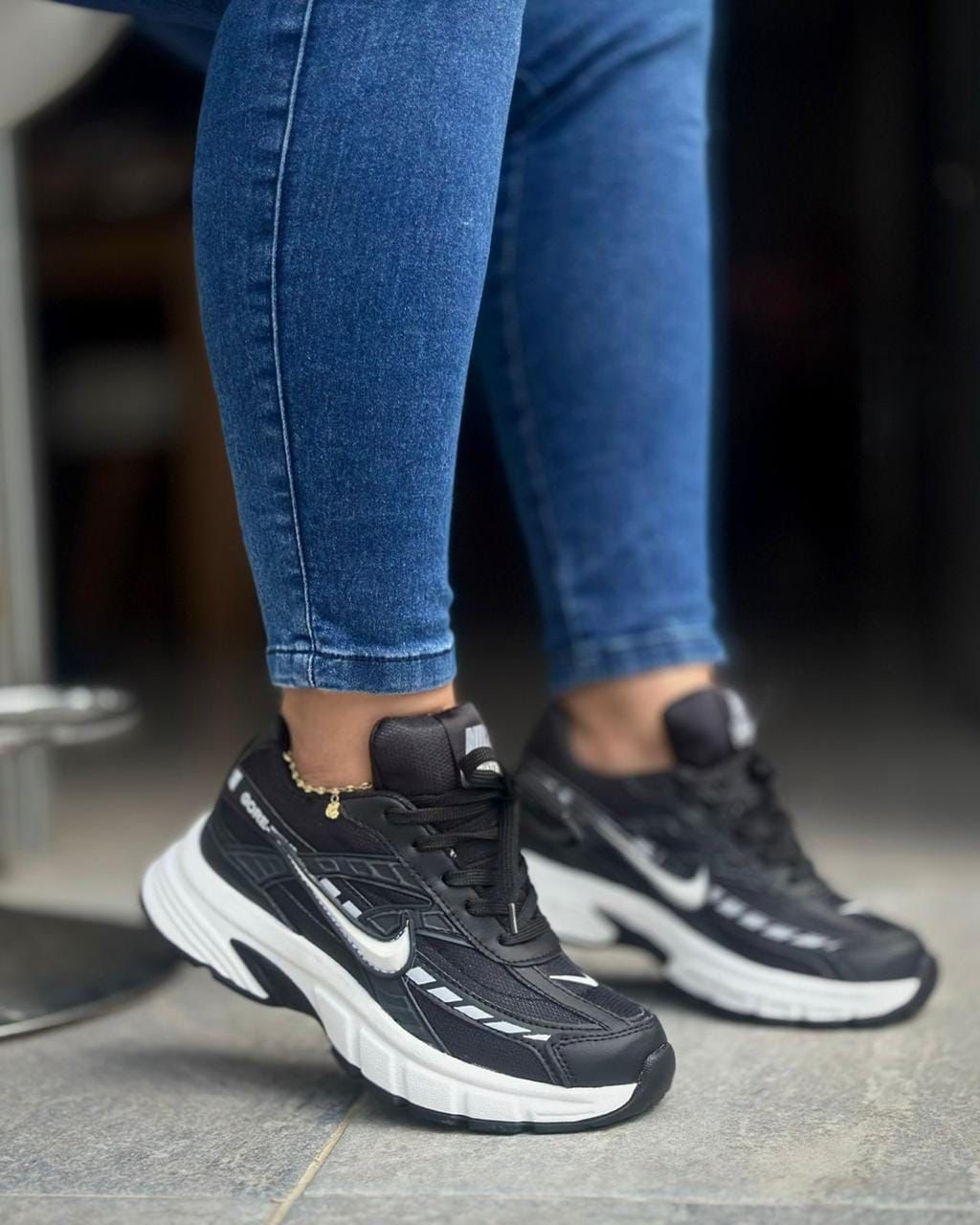 Tenis Nike Initiator Negro Blanco Dama