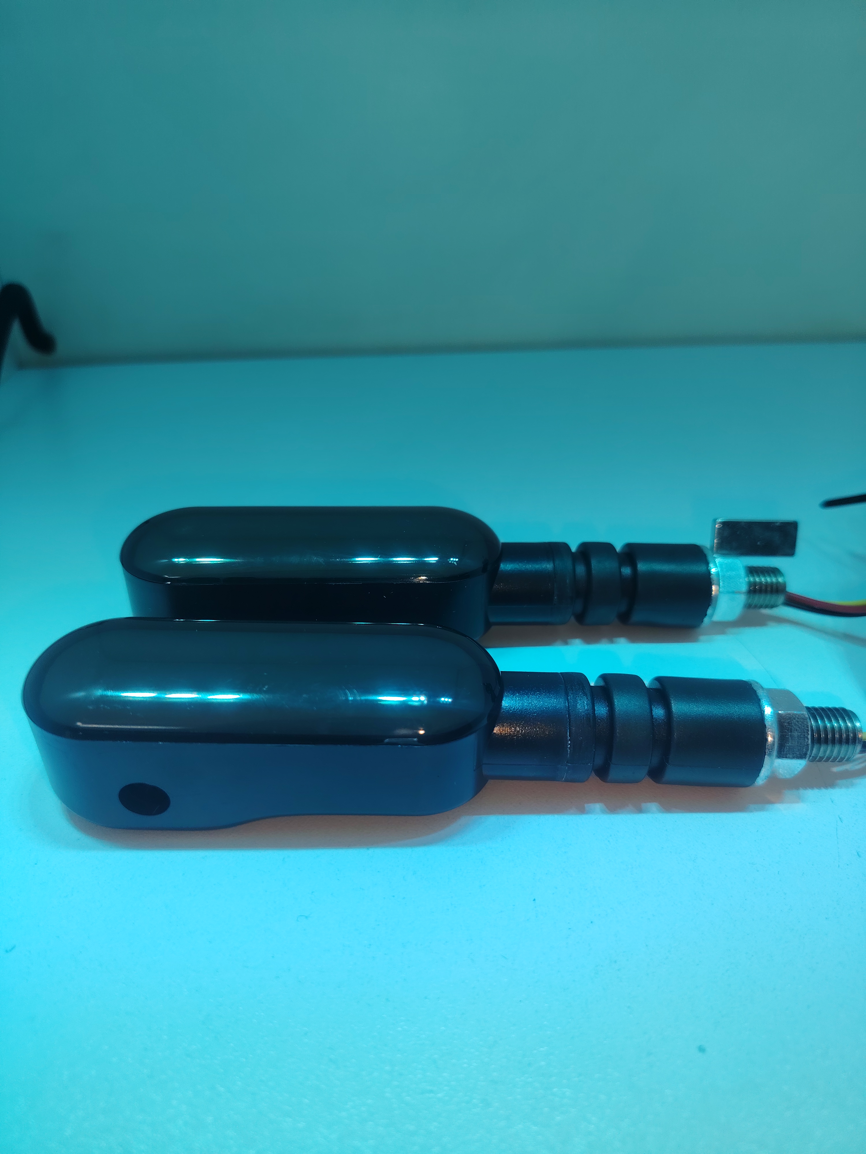 PAR DE DIRECCIONALES RGB (TUM-10)