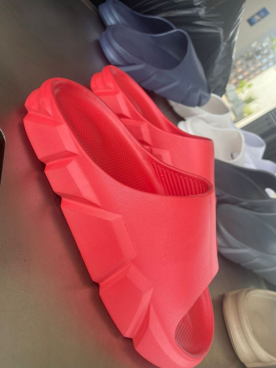 Vista 2 de Tenis AR011 + Pantuflas Balenci - color: NEGRO ROJO, TALLA: 42