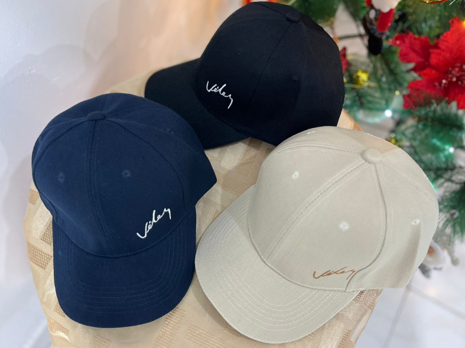 Combo 3x1 Gorras Bordado Velez Unicolor - Vista 1