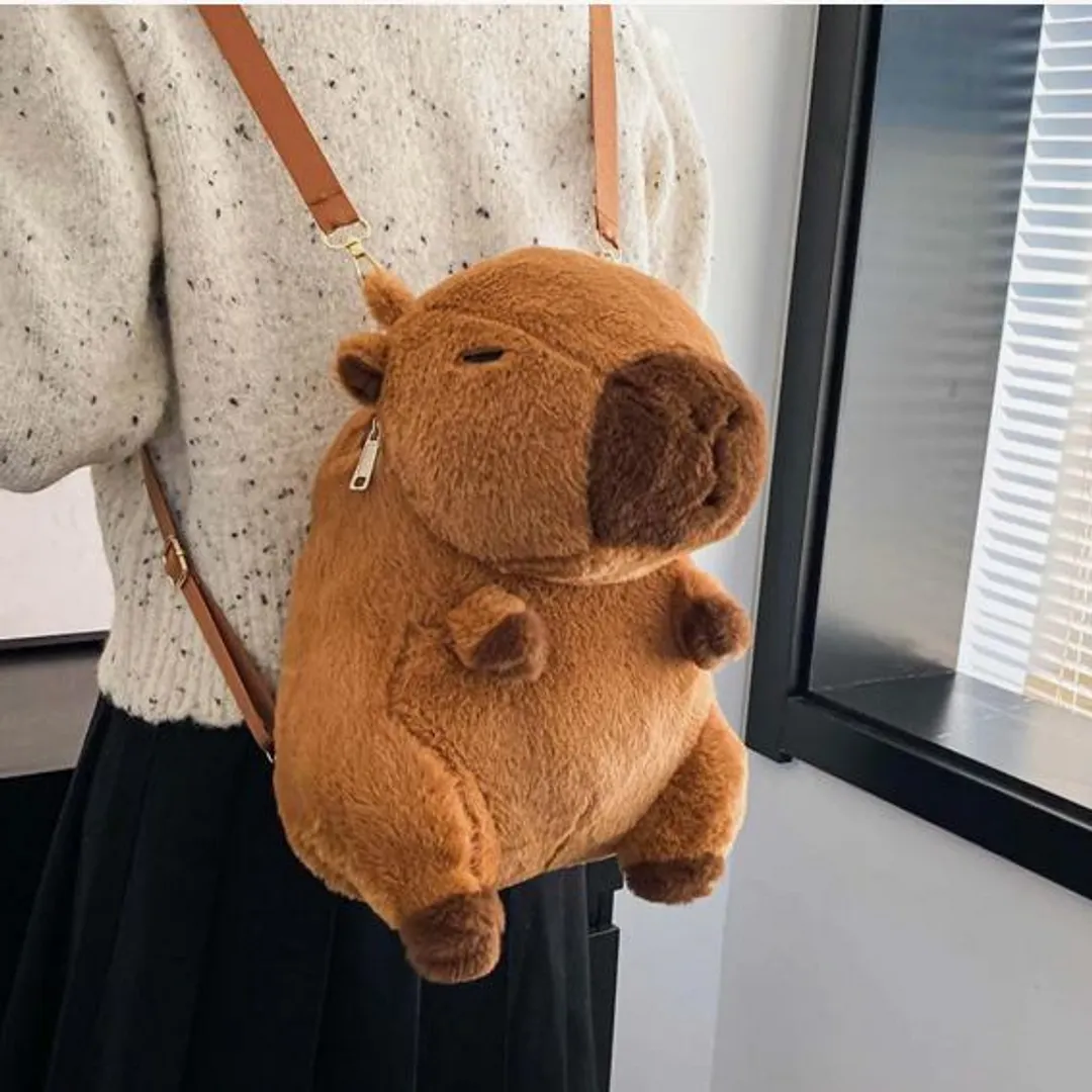 MALETA MOCHILA PELUCHE CAPIBARA