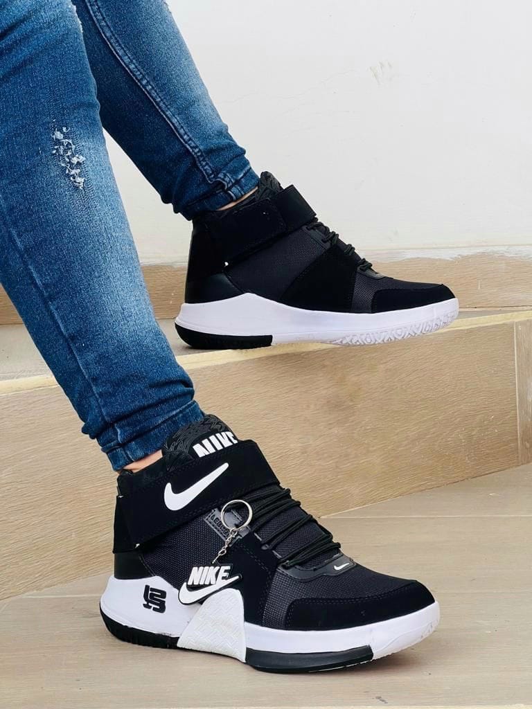 LEBRON2 CABALLERO NEGRO BLANCO