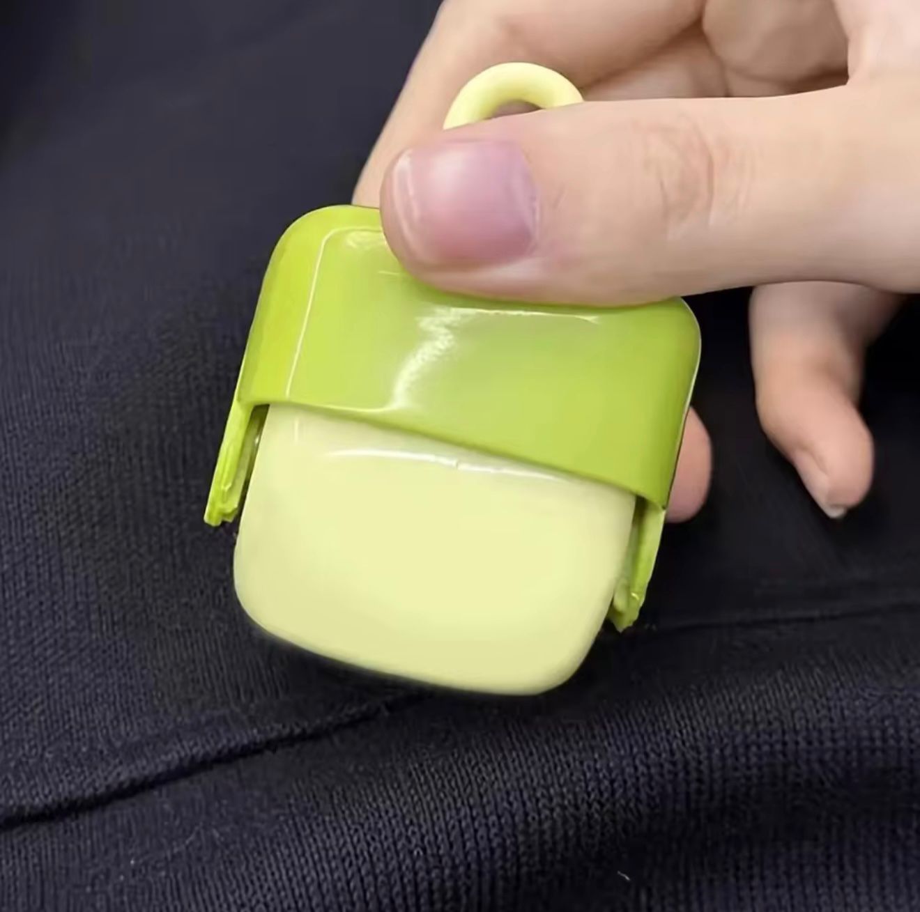 Producto rodillo quita pelusa enfocado