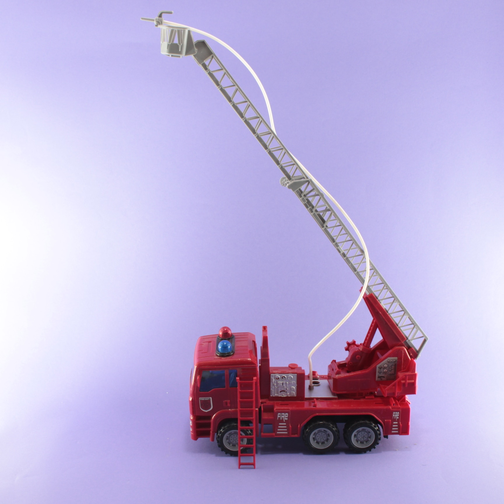 Camión de bomberos dispara agua