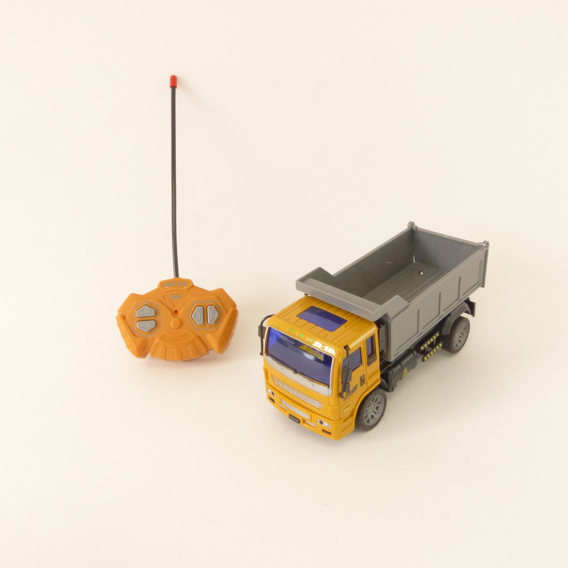 Volqueta de construcción a control remo