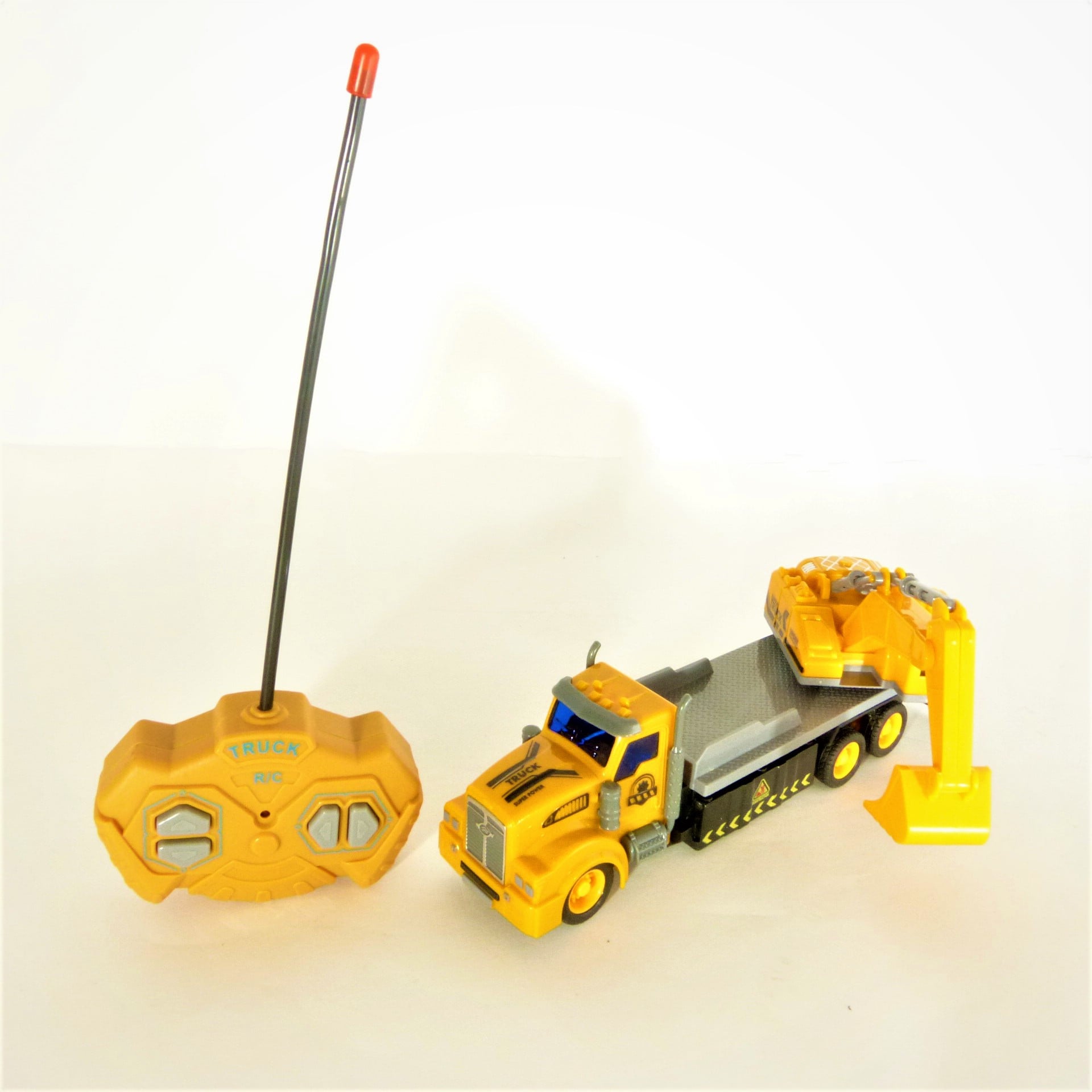 Camión truck con retroexcavadora a cont