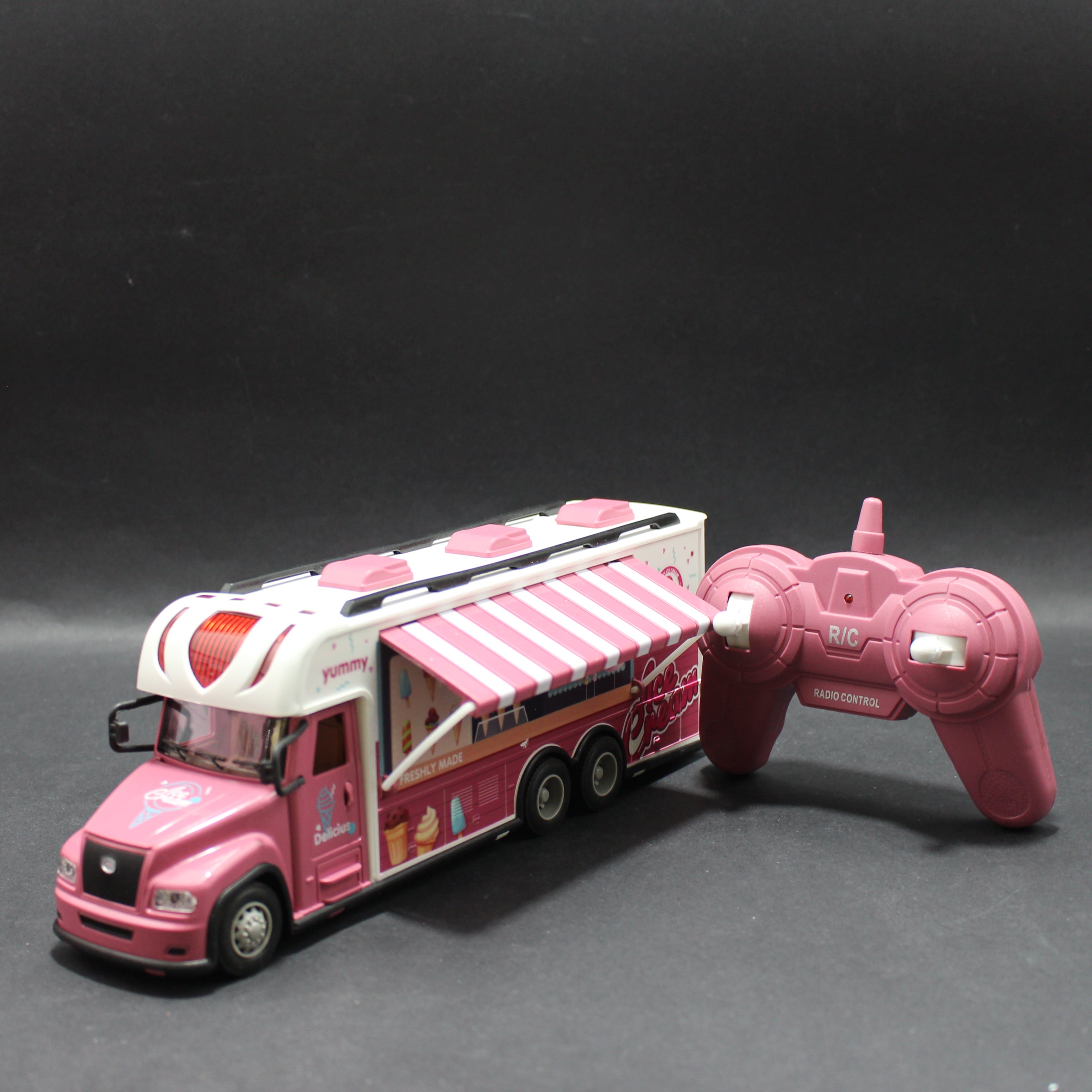 Camion de helados rosado a control con