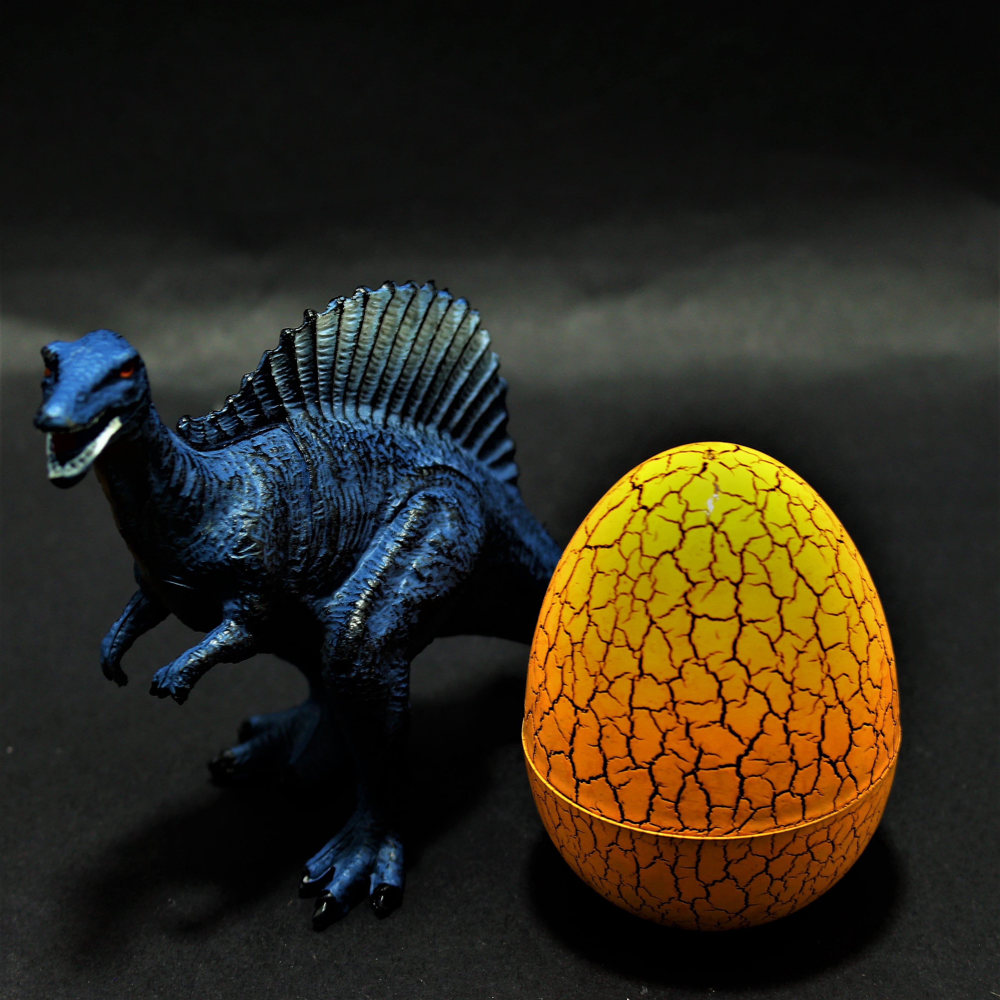 Dinosaurio con huevo