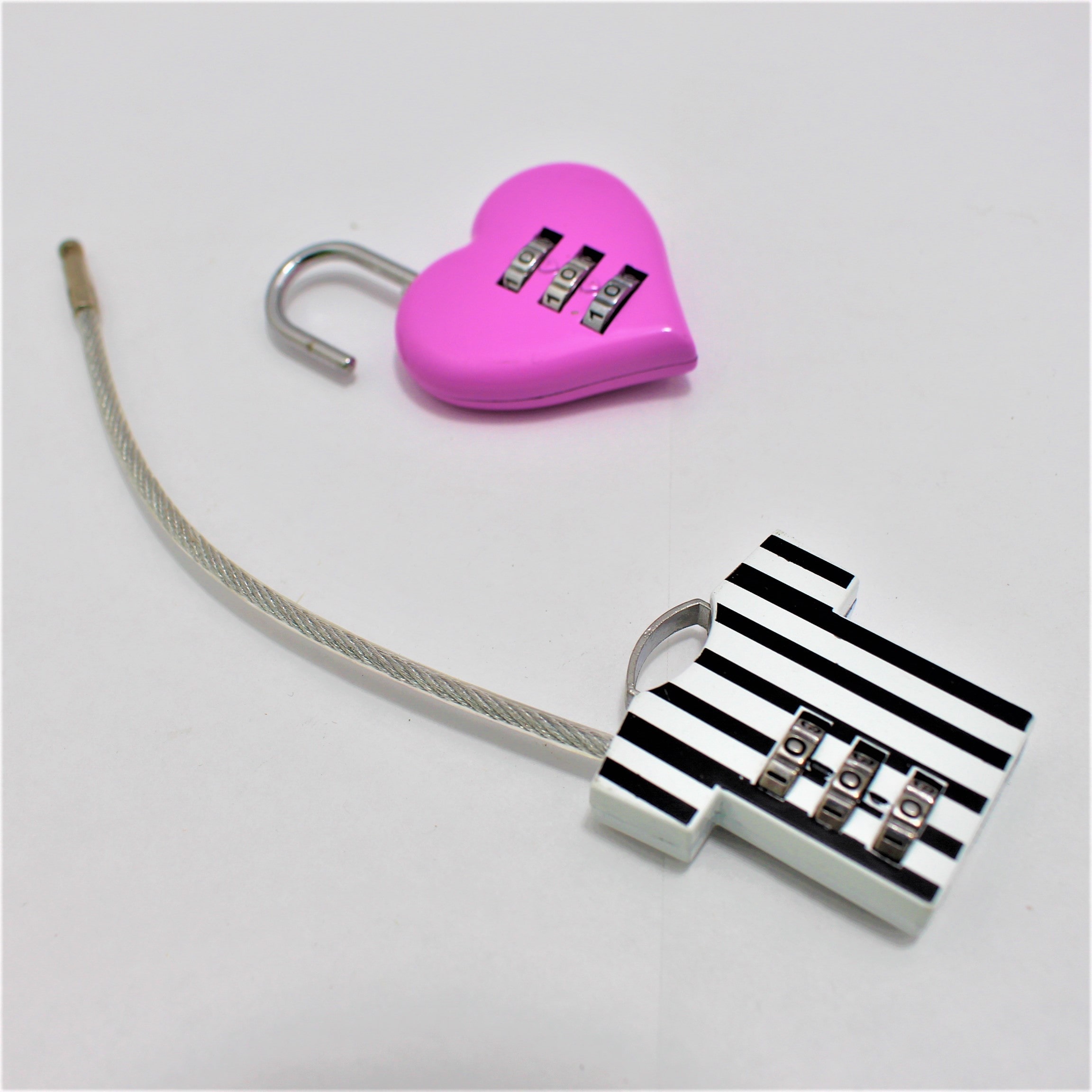 CANDADO CON COMBINACION FORMA CAMISA CO