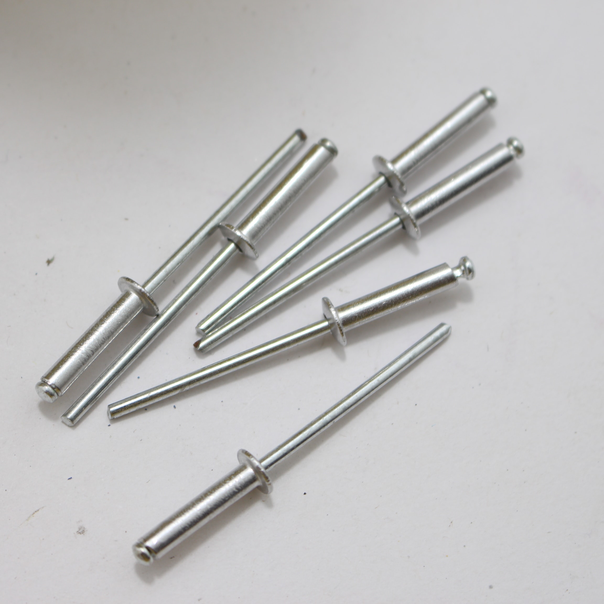 CAJA DE 1000 PCS REMACHE  1/8X5/8