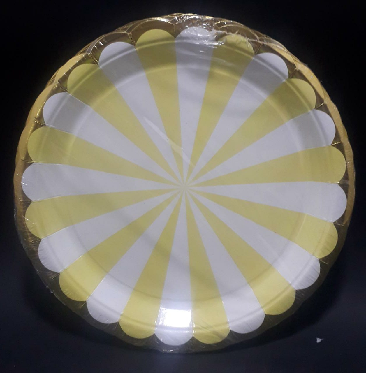 PLATO AMARILLO CLARITO Y BLANCO BORDE D