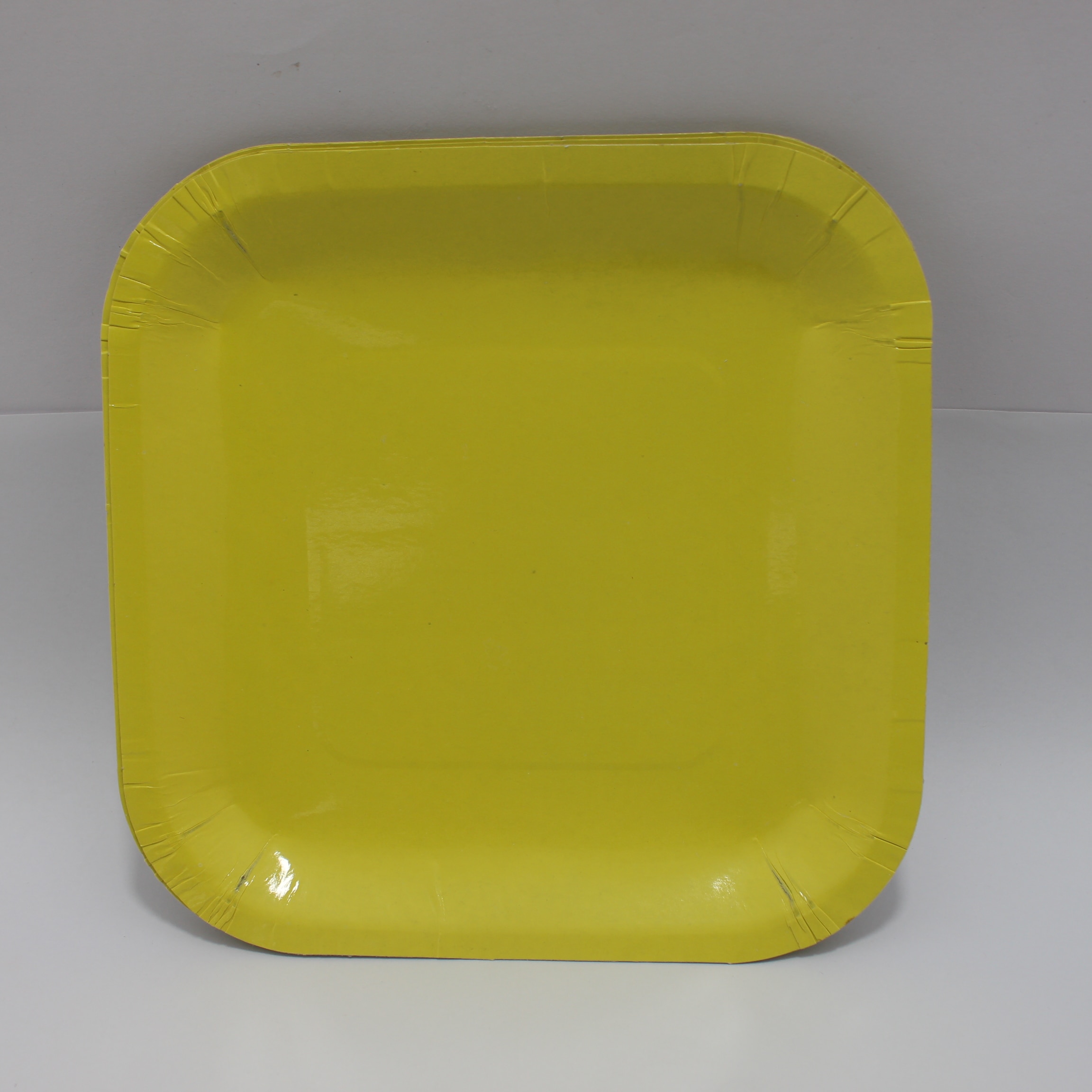 PLATO AMARILLO  CUADRADO 18 CM X10 UNI