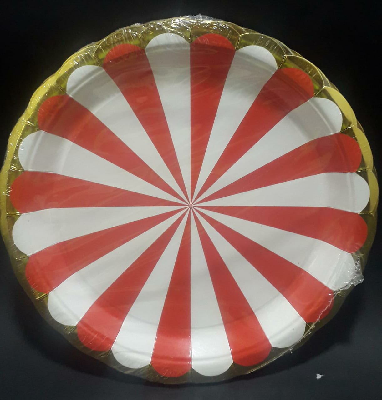 PLATO ROJO  Y BLANCO BORDE DORADO ESTIL