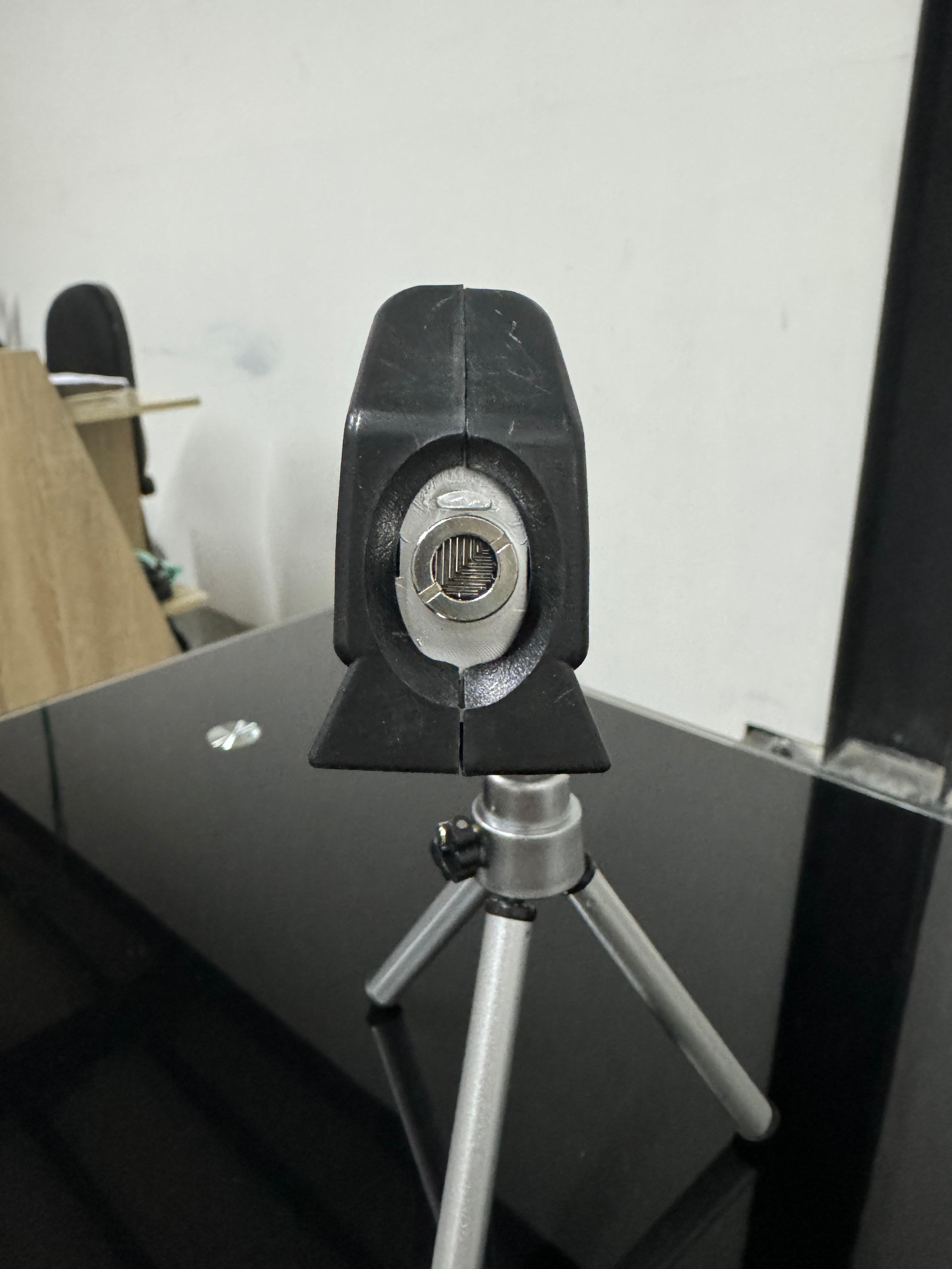 Metro nivel laser con tripode disponible en Yaxa Colombia