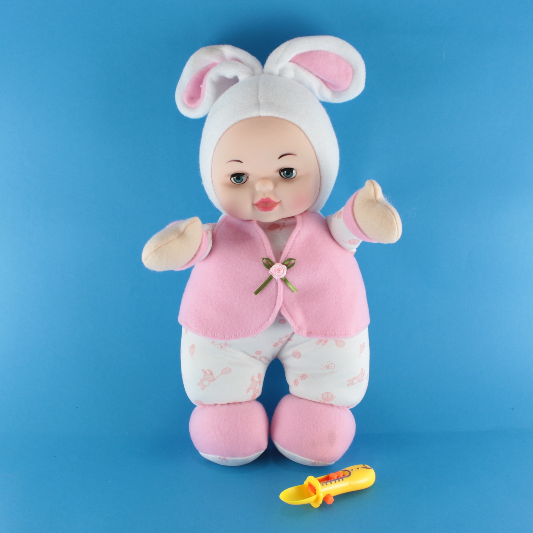 Muñeco bebe con pijama de conejo