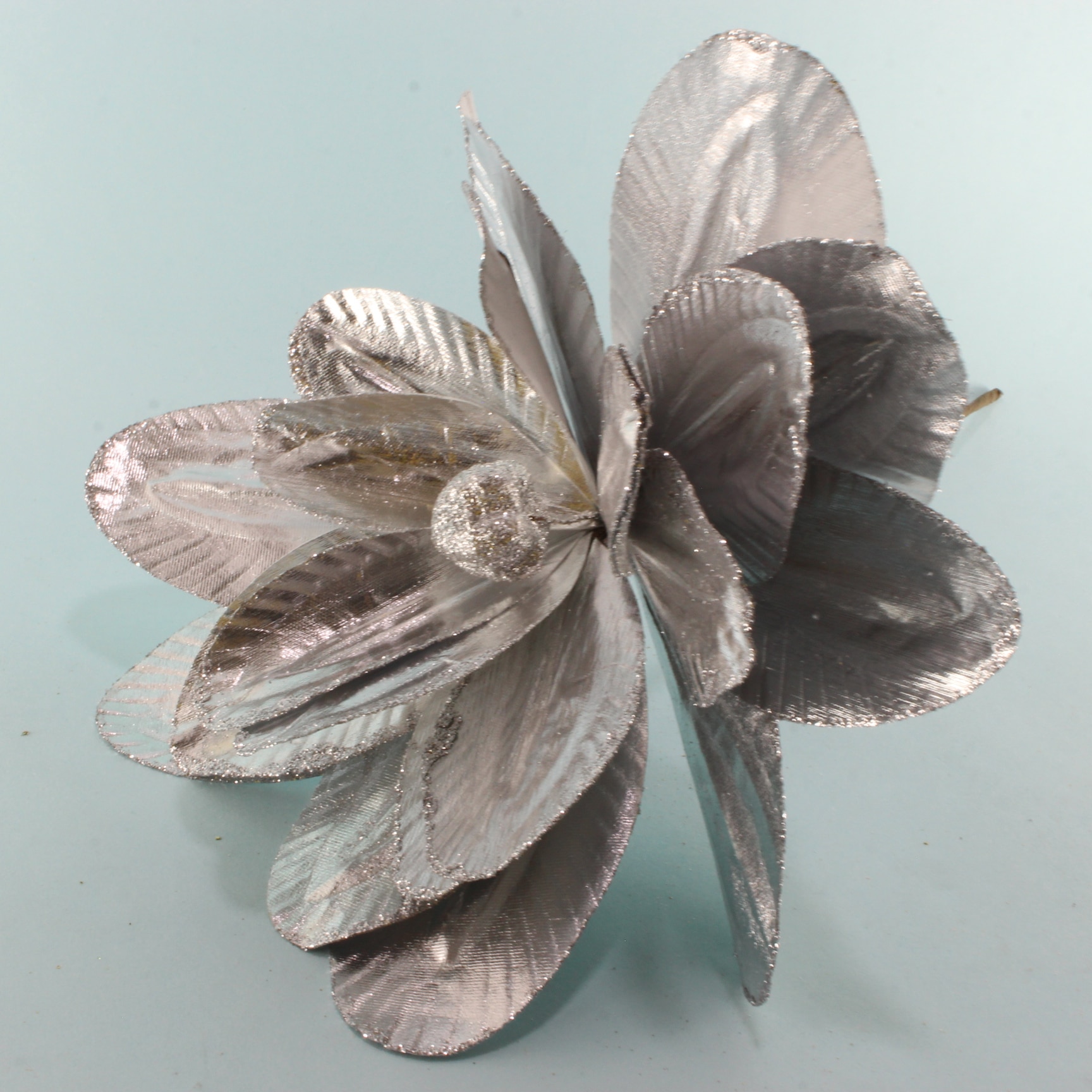 Flor Navideña Escarchada Plata 20 pétal