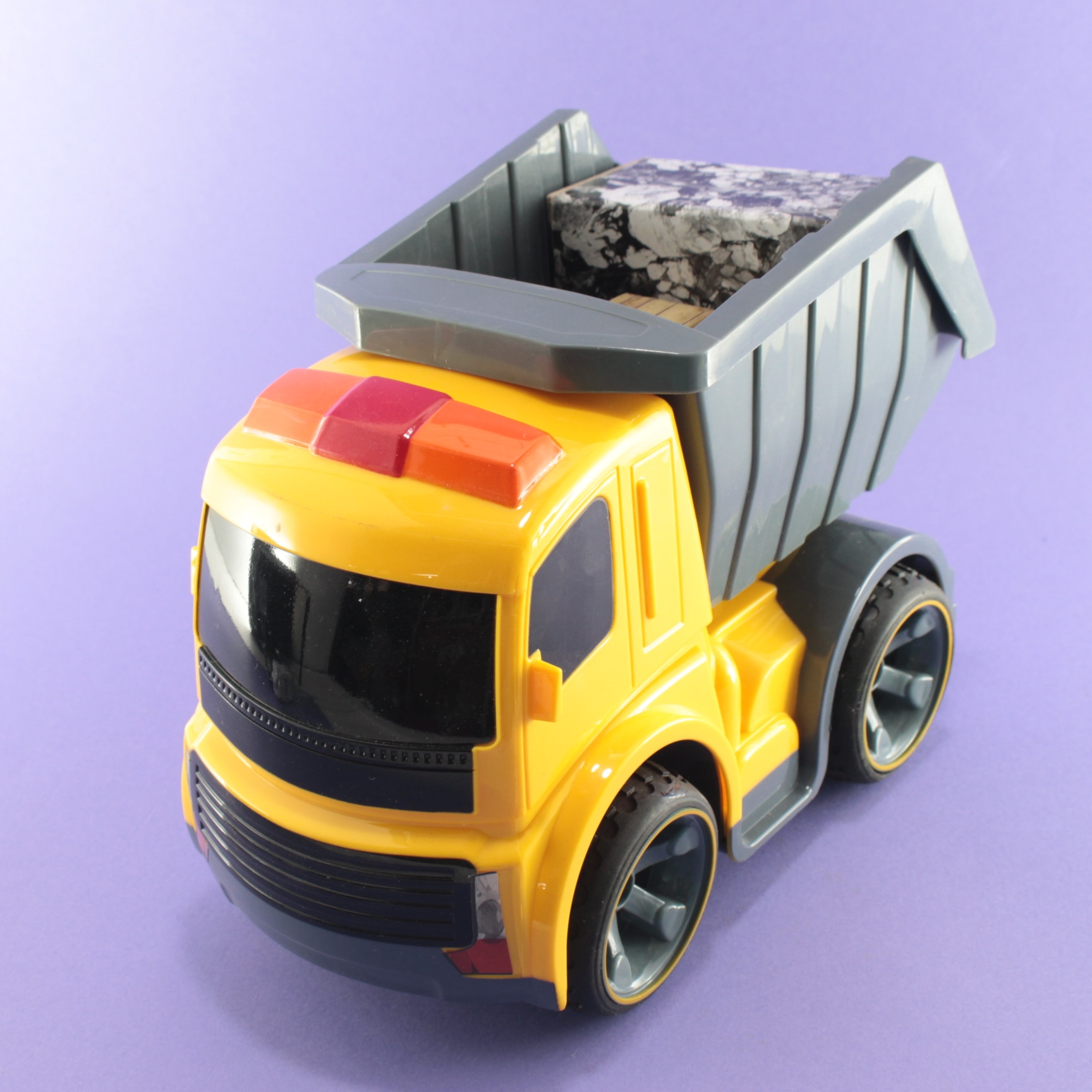 Volqueta a control remoto volante