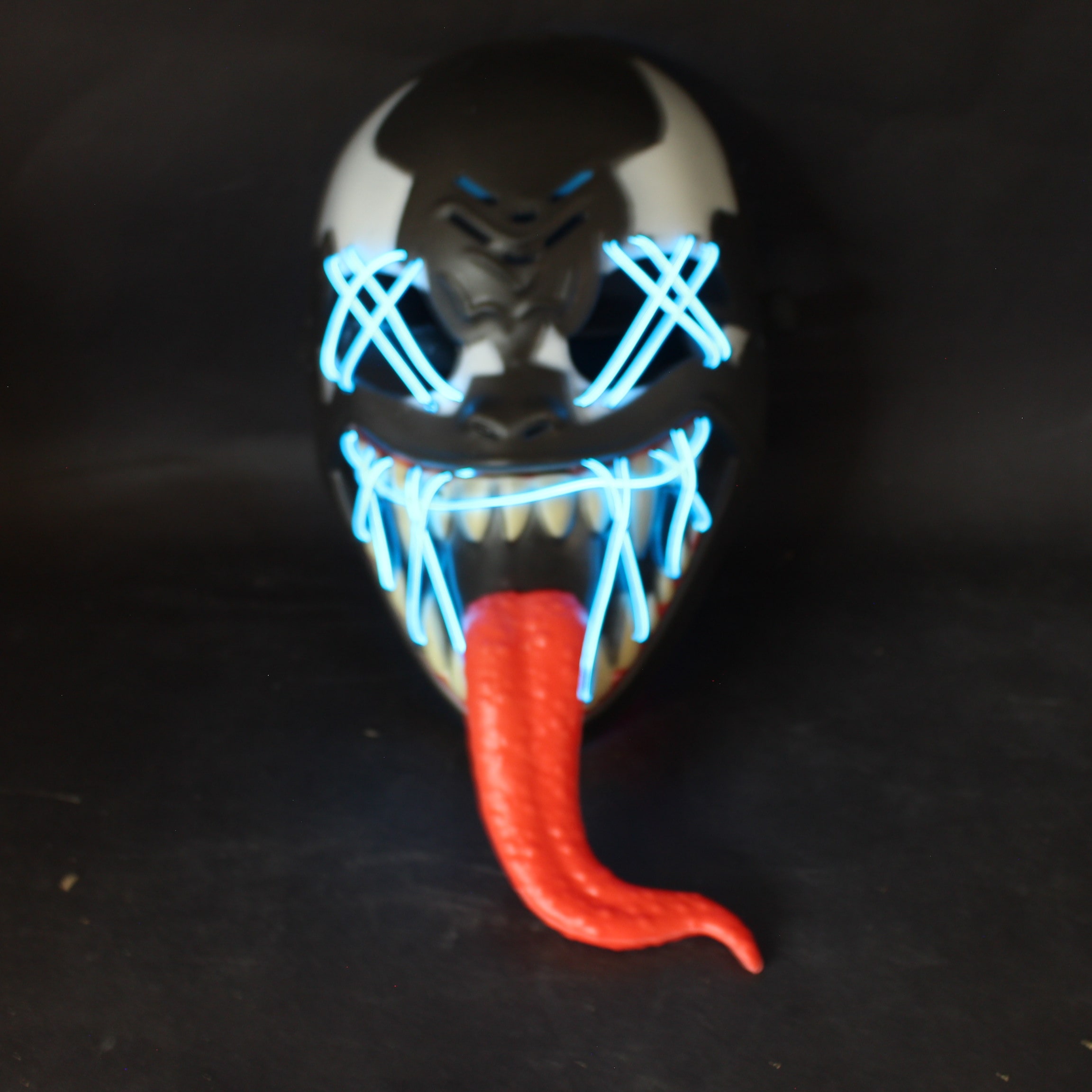 Mascara Venom con luz azul oscuro
