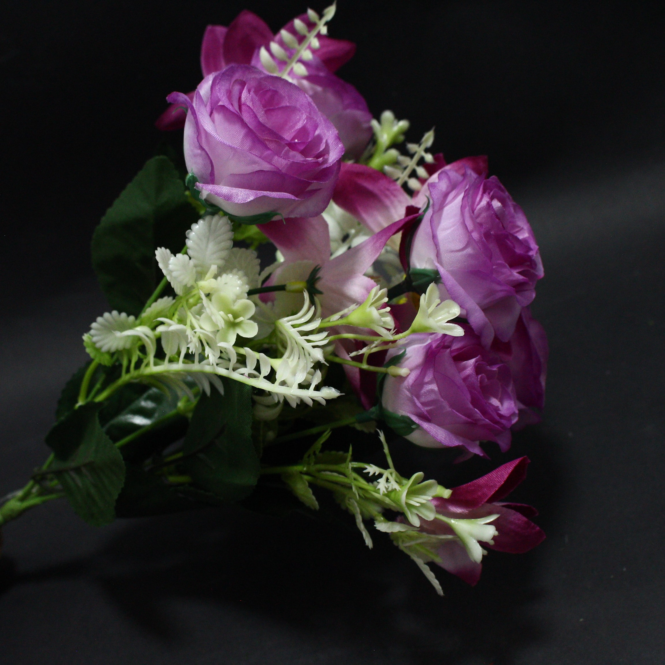 FLOR  ROSAS MORADO  EN MANOJO DE 5 FLOR