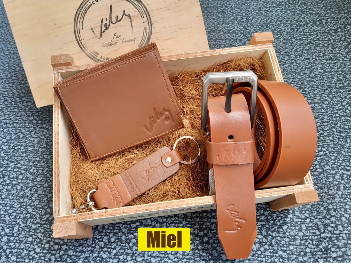 Vista 4 de Trio Correa LISA Billetera Llavero Caja - Color: Miel