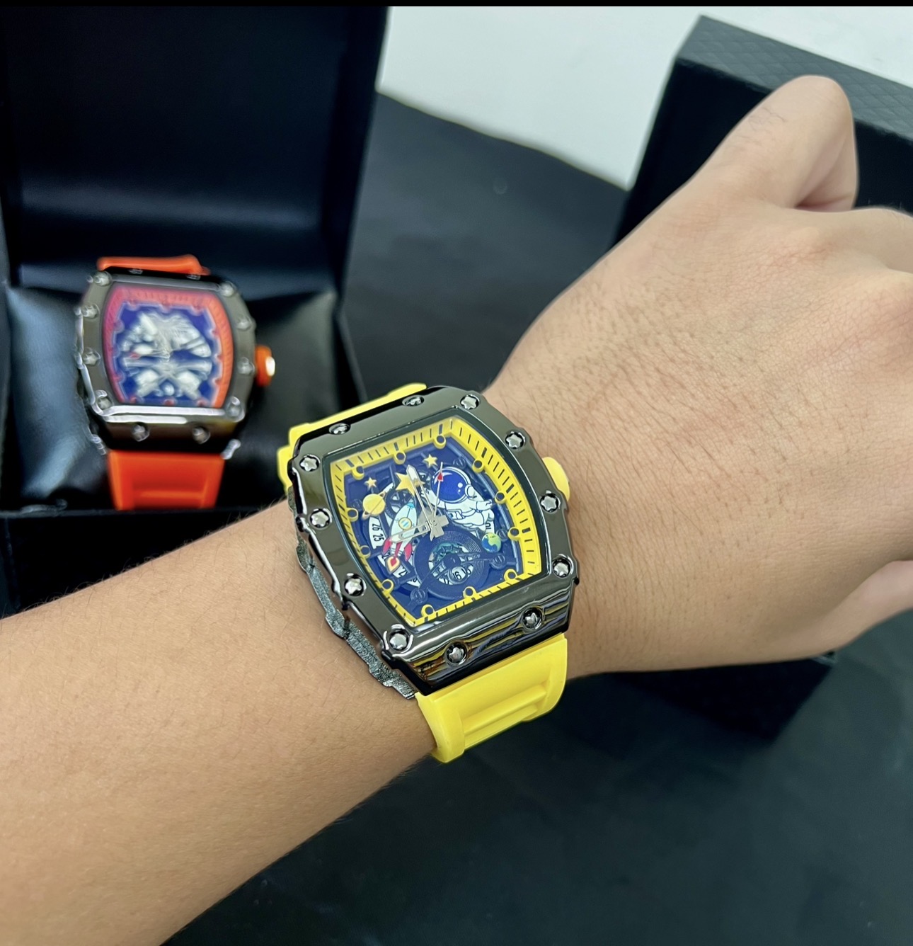 Tipo richard sticker - Color correa y Fondo de pantalla: austro aura x rojo