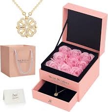 Set collar 4 corazones con rosas de jabó